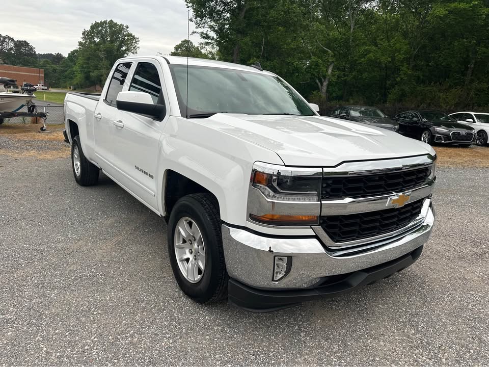 2017 Chevrolet Silverado 1500 LT photo 4