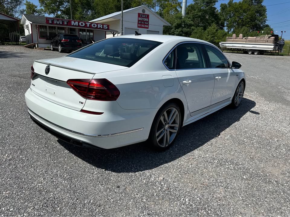 2017 Volkswagen Passat R-Line photo 3