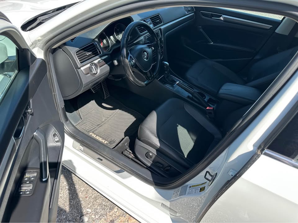 2017 Volkswagen Passat R-Line photo 5