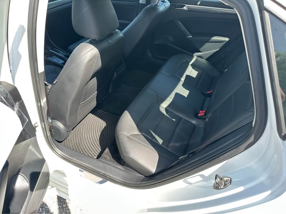 2017 Volkswagen Passat R-Line photo 6