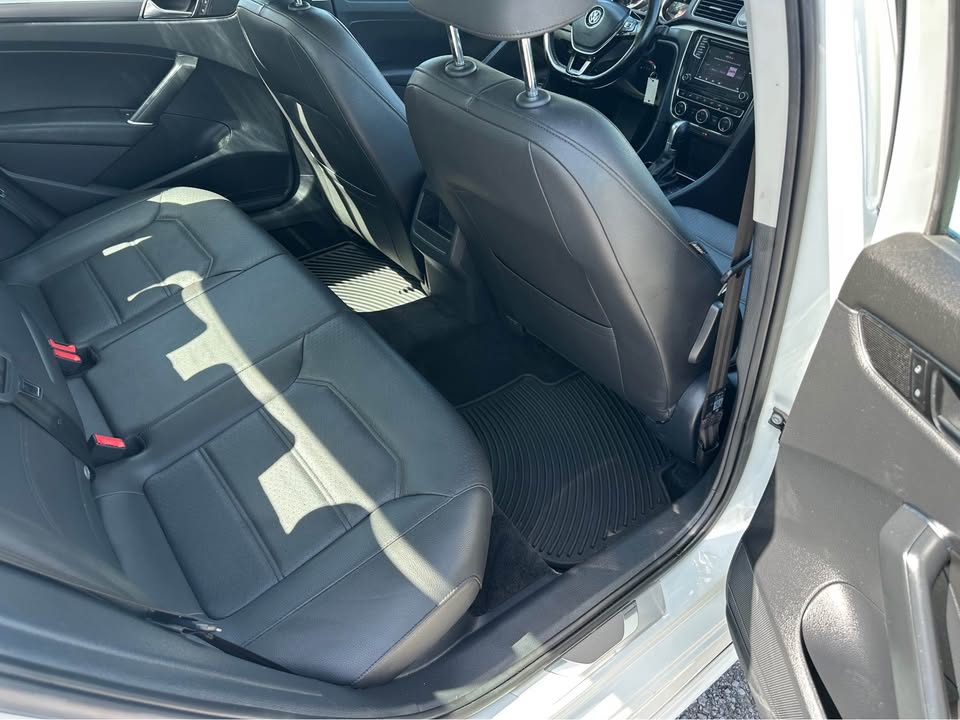 2017 Volkswagen Passat R-Line photo 8