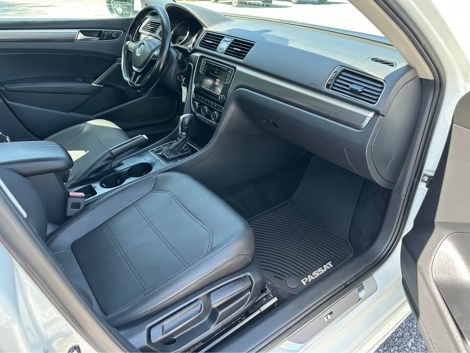2017 Volkswagen Passat R-Line photo 9