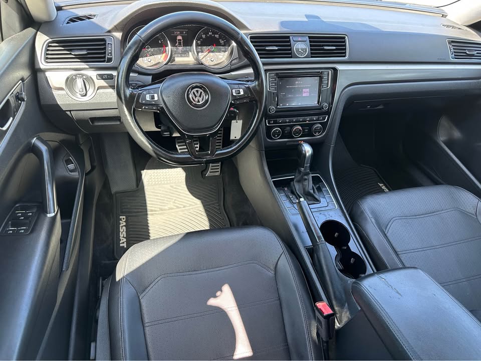 2017 Volkswagen Passat R-Line photo 10