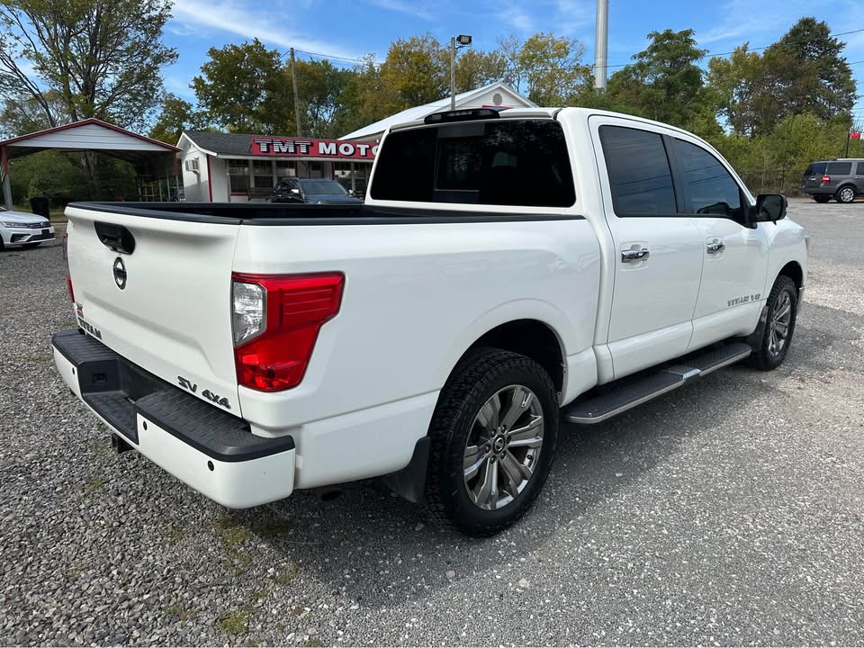 2019 Nissan Titan Crew Cab SV photo 3