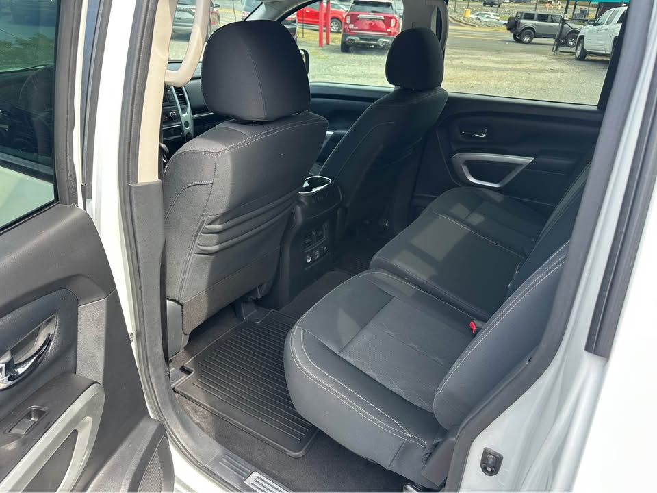 2019 Nissan Titan Crew Cab SV photo 6