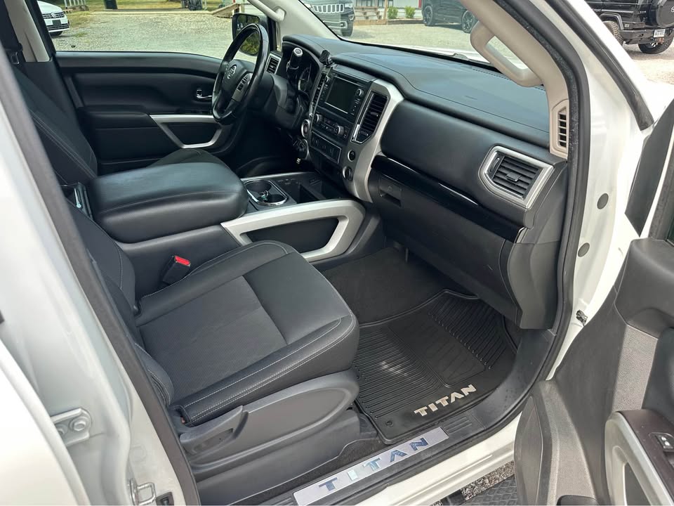 2019 Nissan Titan Crew Cab SV photo 8