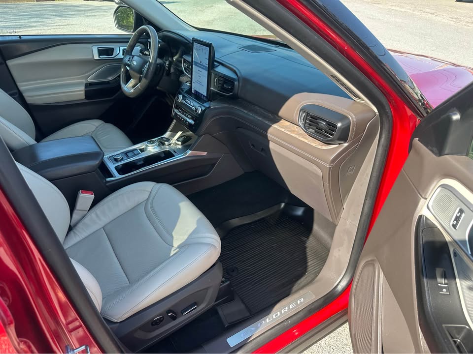 2020 Ford Explorer Platinum photo 10